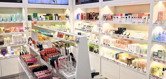 Thi công nội thất cửa hàng mỹ phẩm tại Hà Tĩnh